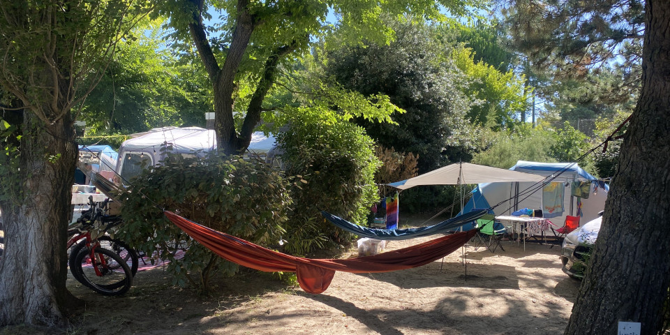 Großer Stellplatz für Zelt und Wohnwagen auf dem 5-Sterne-Campingplatz Sunêlia Interlude-In-Frankreich