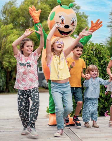 Unser Maskottchen Sunny und Ihre Kinder vergnügen sich im Club für einen unvergesslichen Urlaub auf der Ile de Ré.