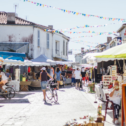 Market in the village Bois Plage, rental mobile home ile de ré