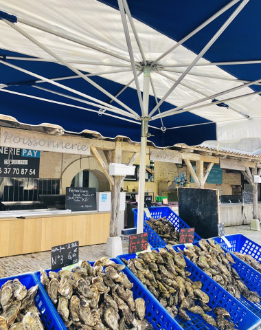oyster stall Ile de Ré markets near campsite