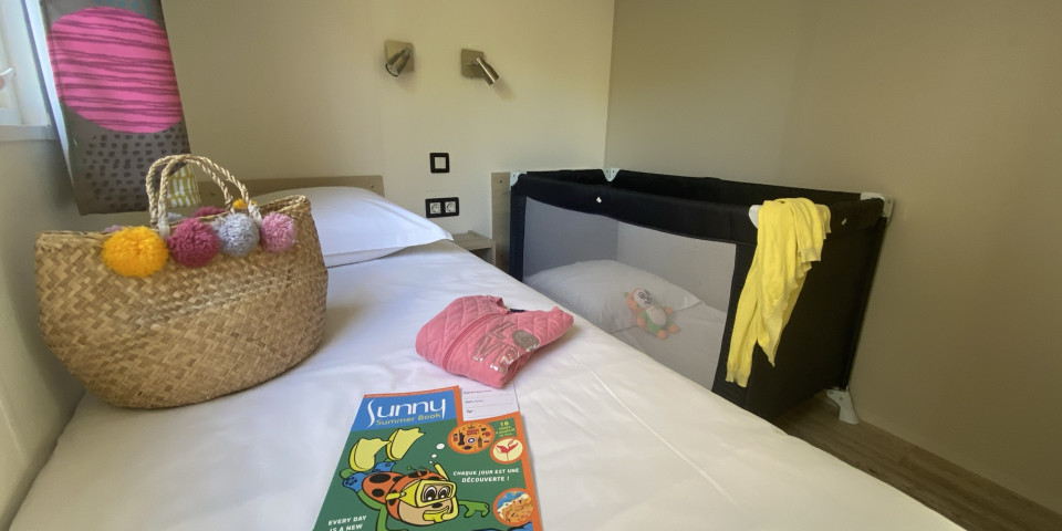Children's room with baby bed | Sunêlia Prestige 6 people | Mobile home rental ile de re