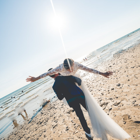 Mariage sur l'île de Ré : séance photo sur la plage Gros Jonc à 2 pas du camping Sunêlia Interlude