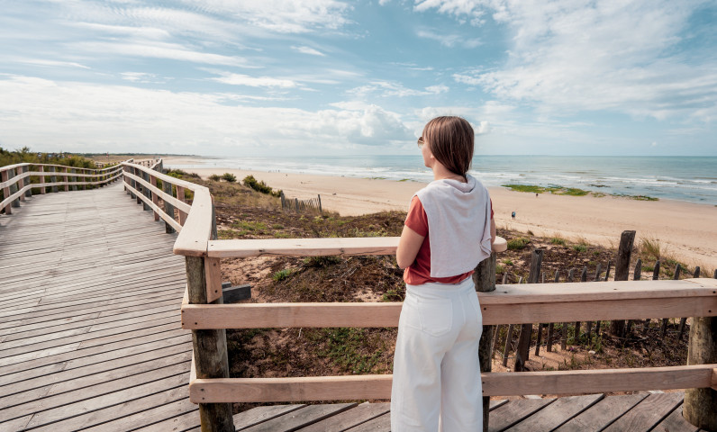 Marche en bord de mer : Vue panoramique  sur une plage de l'île de Ré