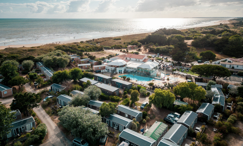 Vue aérienne du camping 5 étoiles au Bois plage en Ré proche de l'océan