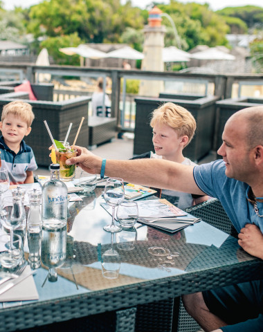 familie-ontspanning in het grillerade-restaurant op 50 meter van het strand