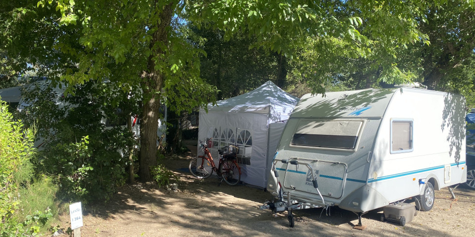 Verhuur van grote kampeerplaatsen voor caravan, camper of tent in Charente Maritime in Frankrijk