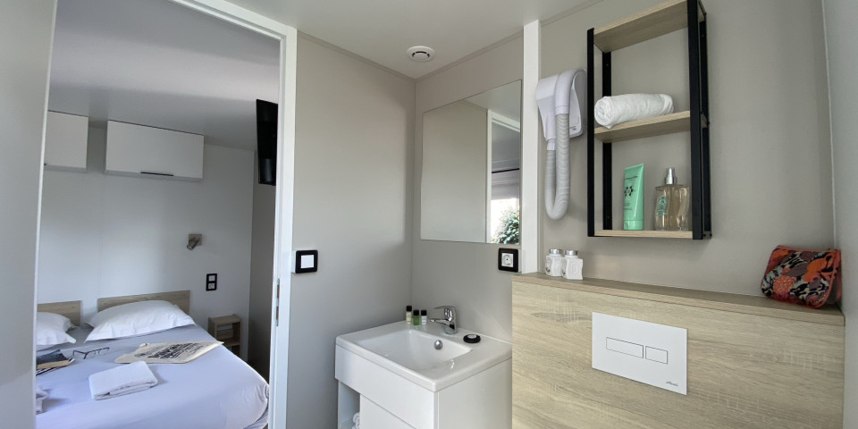 Tweepersoonskamer met badkamer | Sunêlia Prestige 6 personen | Verhuur van stacaravans op ile de re