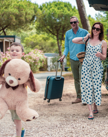 Familie arriveert bij Sunêlia Luxe accommodatie op Campung Sunêlia in Charente Maritime